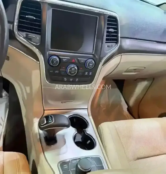 جيب شيروكي 2015 for Sale in الرياض Image-11