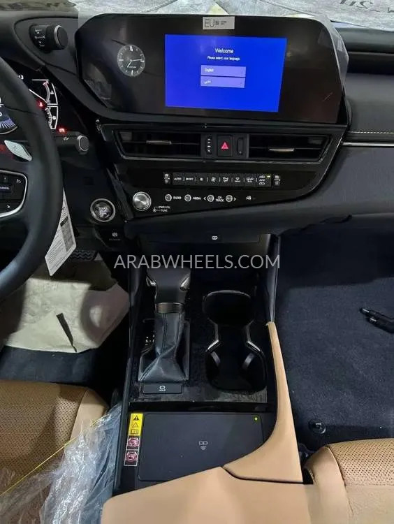 لكزس ES 2025 for Sale in الرياض Image-11