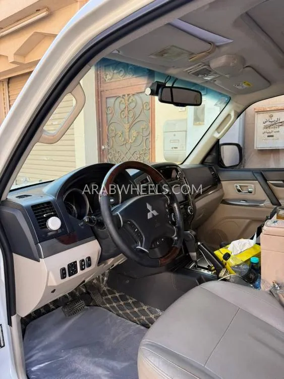 ميتسوبيشي باجيرو 2017 for Sale in الرياض Image-6