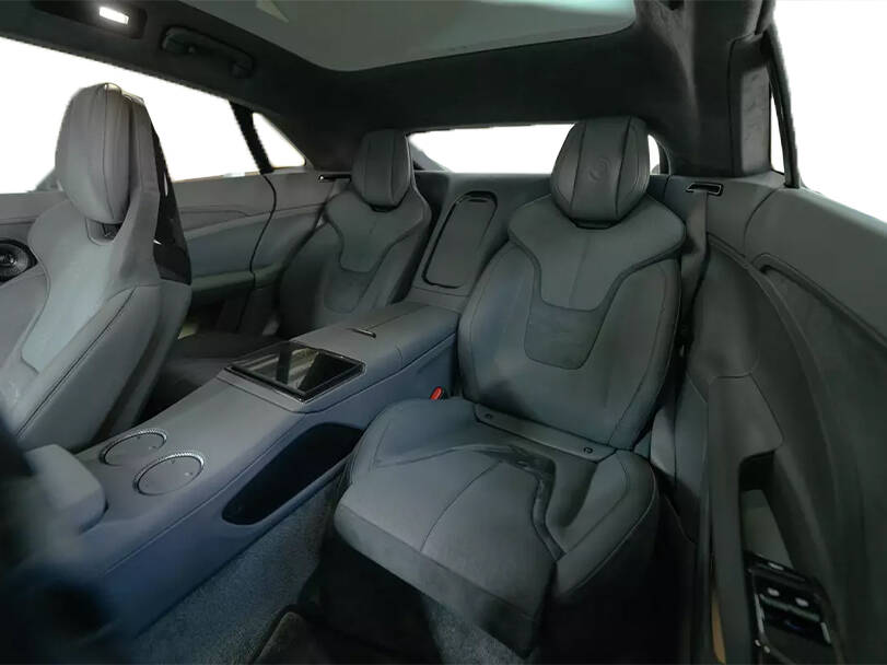 لوتس إيميا Interior 