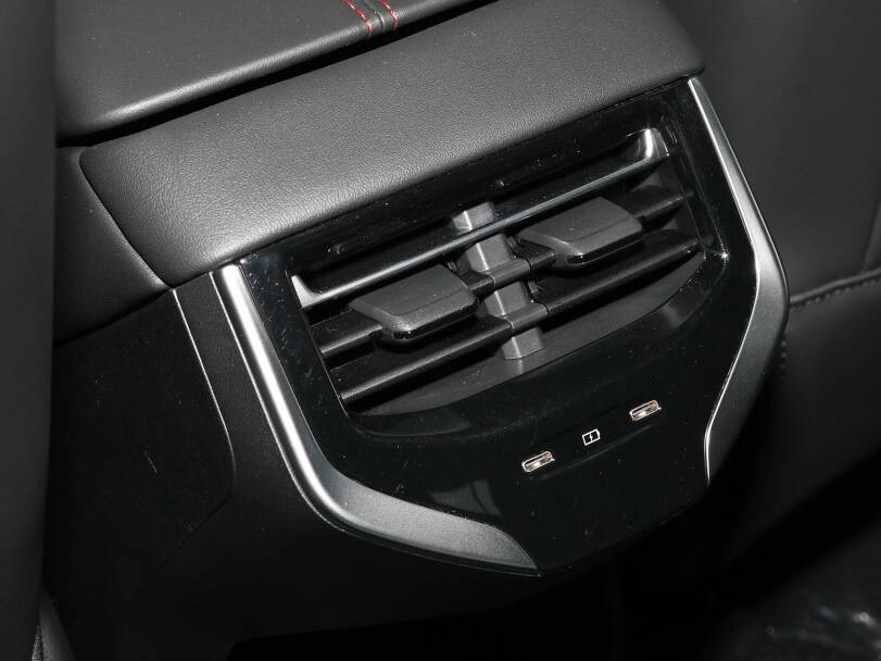 إم جي 7 الجيل الأول الداخلية 