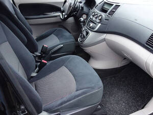 ميتسوبيشي جرانديس الداخلية 