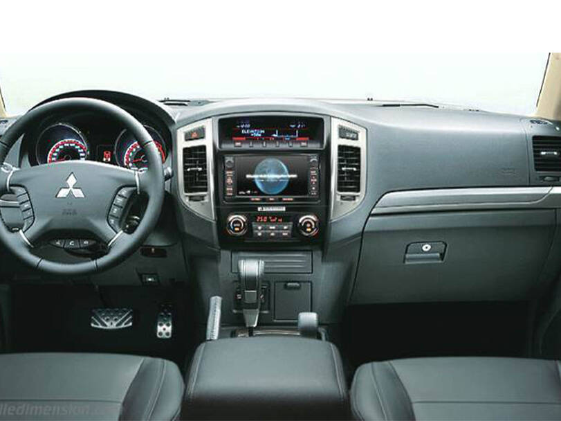 ميتسوبيشي باجيرو Interior 