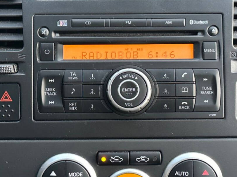 نيسان تيدا الجيل الأول (C11) Interior 