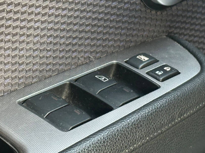نيسان تيدا الجيل الأول (C11) Interior 