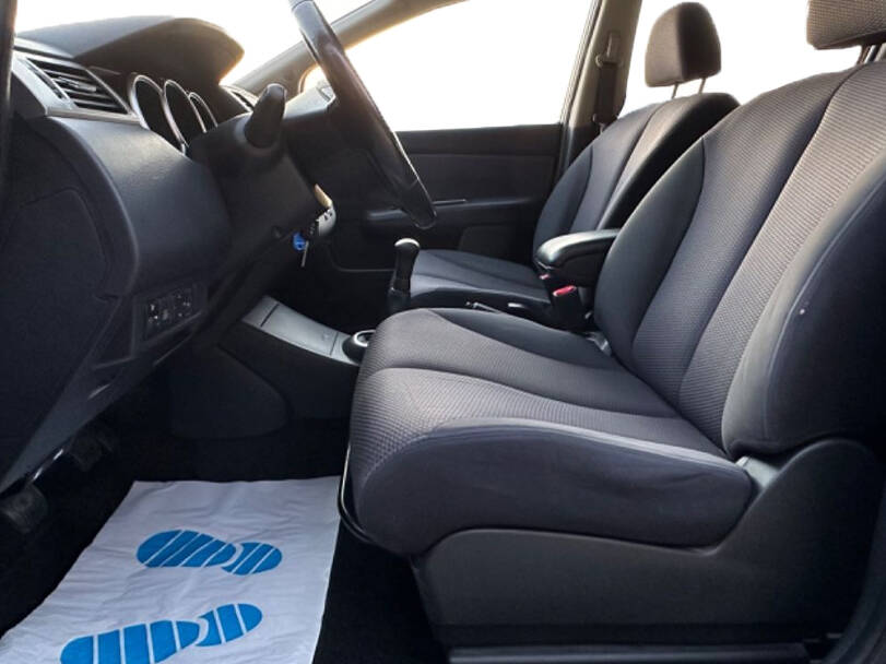 نيسان تيدا الجيل الأول (C11) Interior 