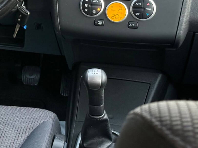 نيسان تيدا الجيل الأول (C11) Interior 