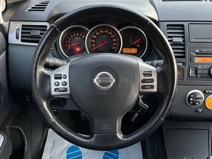 نيسان تيدا الجيل الأول (C11) Interior 