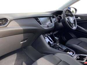 أوبل جراندلاند إكس الداخلية 