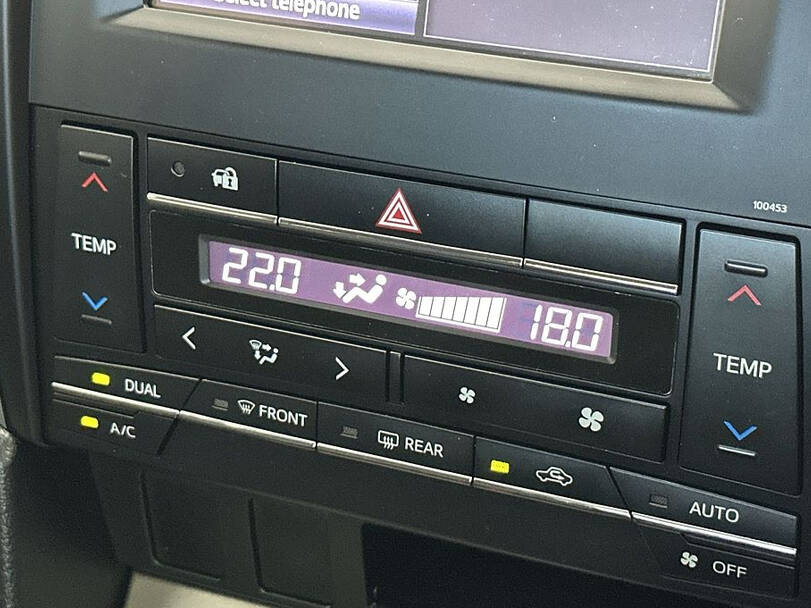 تويوتا أوريون الجيل الأول (XV40) Interior 