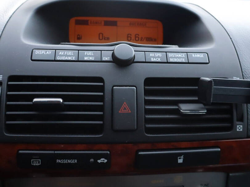 Toyota Avensis 2nd (T250) Generation Interior 