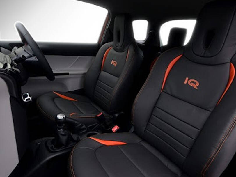 تويوتا آي كيو Interior 