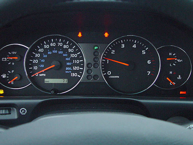 تويوتا لاند كروزر الجيل السادس (J100) Interior 