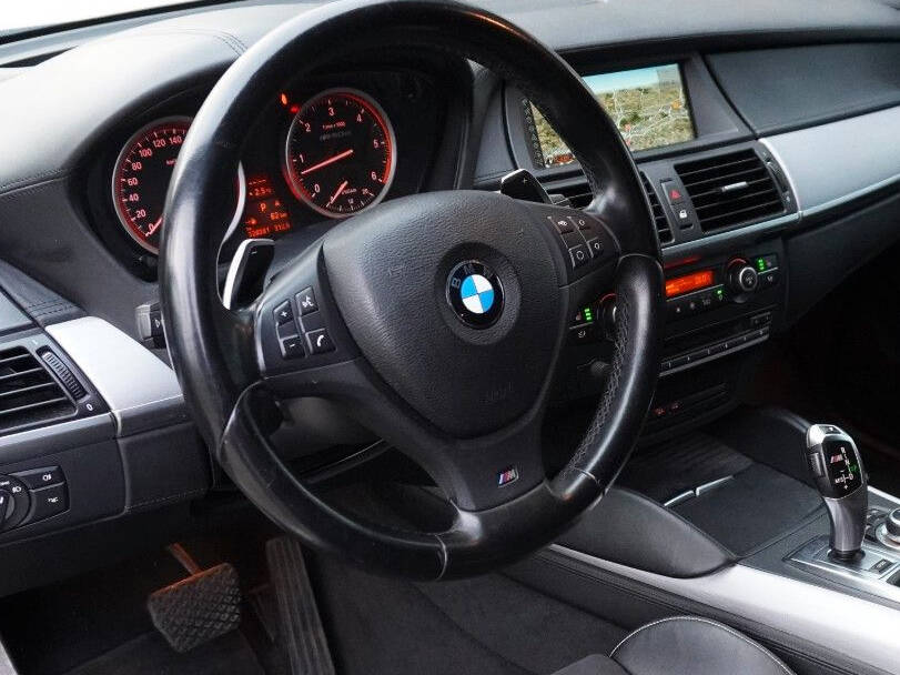 بي ام دبليو إكس ٦ Interior 