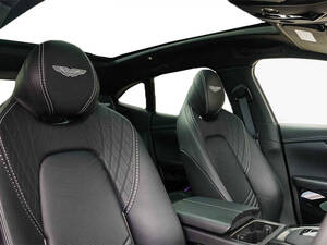 أستون مارتن DBX الداخلية 