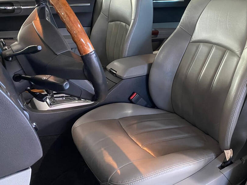 كرايسلر ٣٠٠ الجيل الأول Interior 