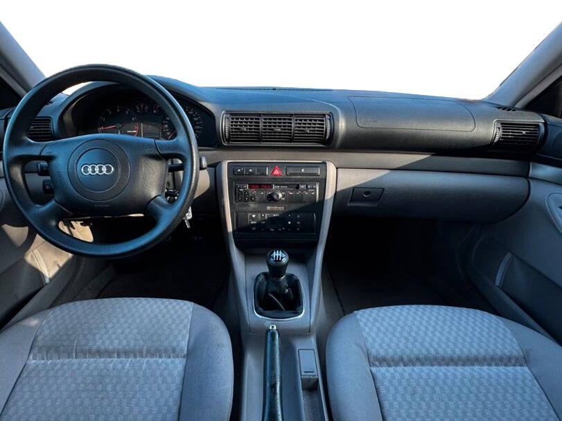 أودي A4 الجيل الثاني Interior 