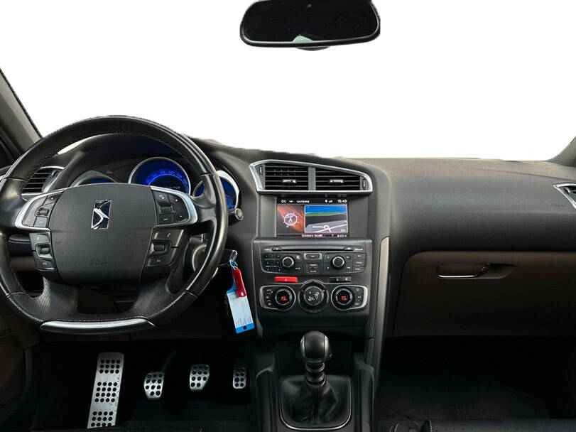 سيتروين دي إس ٤ الجيل الأول Interior 