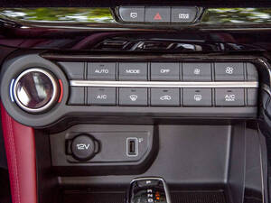 Dongfeng AX7 Interior 