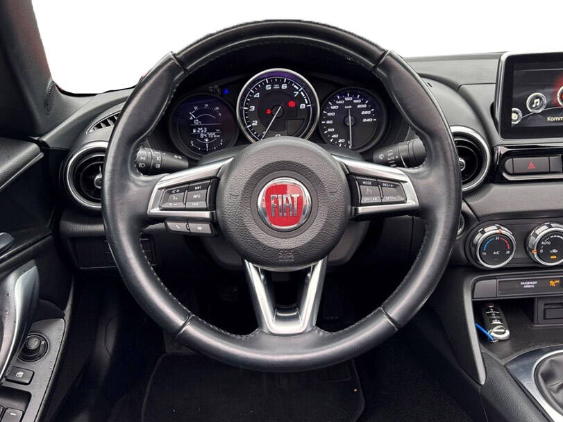 فيات ١٢٤ سبايدر Interior 