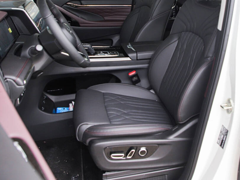 جي إيه سي M8 Interior 