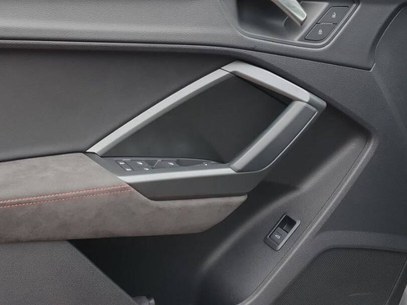 أودي آر إس كيو ٣ Interior 