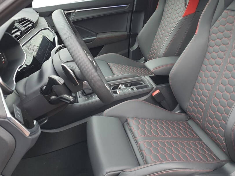 أودي آر إس كيو ٣ Interior 