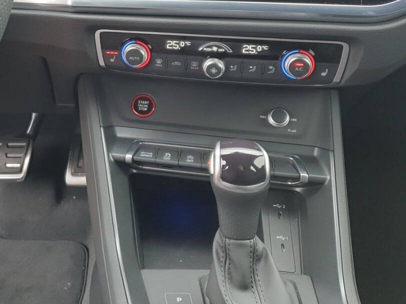 أودي آر إس كيو ٣ Interior 