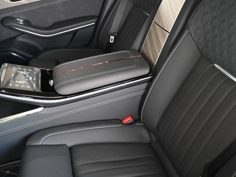 هونغتشي إتش ٩ Interior 