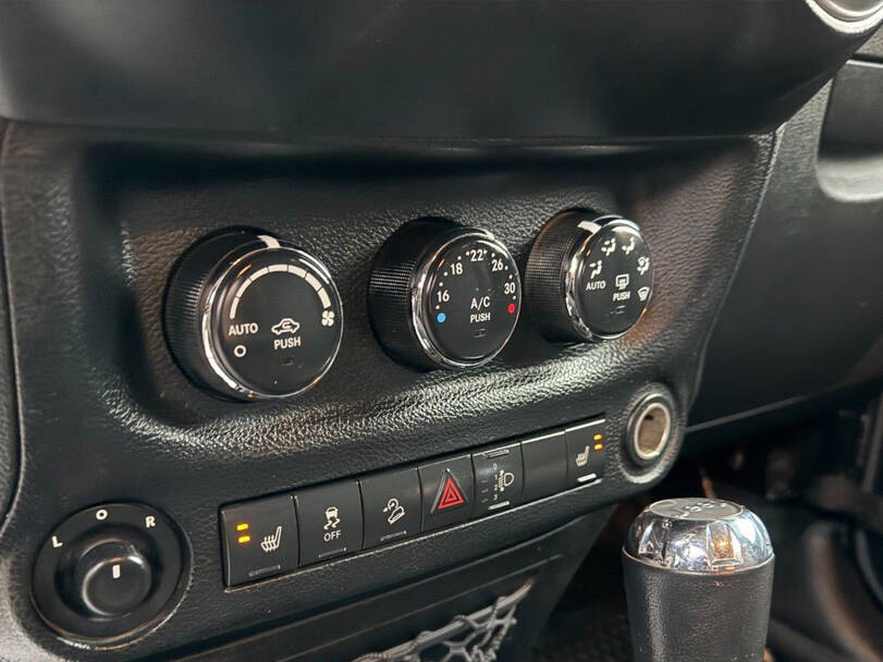 جيب رانجلر الجيل الثالث (JK) Interior 